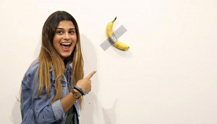 Залепеният на стена банан е продаден като произведение на изкуството