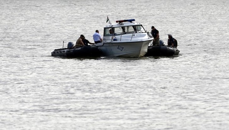 Шестима души са изчезнали, останалите са успели да доплуват до брега