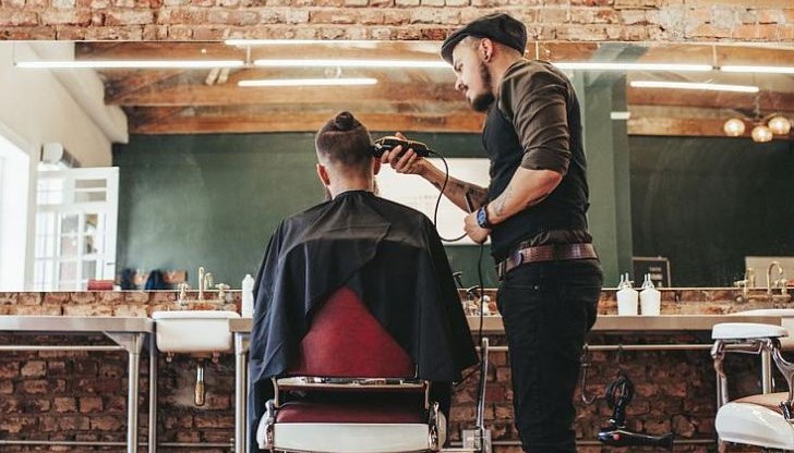 Разстроен баща прострелва служител на фризьорски салон, след като синът му останал недоволен от подстрижката / Снимката е илюстративна Разстроен баща прострелва служител на фризьорски салон, след като синът му останал недоволен от подстрижката / Снимката е илюстративна