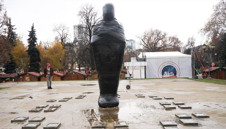 Скулптората на Андрей Врабчев цели да напомни, че "комунизмът не е умрял, а е мумифициран в нас"