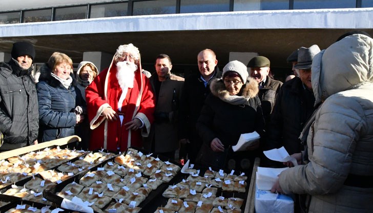 С баница с късмети, с бяло и червено вино се почерпиха кубратчани днес на площада