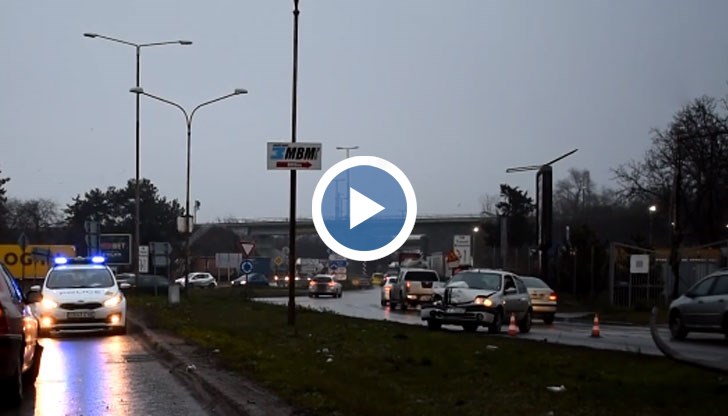 "Пежо" премина през разделителната ивица и се блъсна в "Рено" в платното за насрещно движение