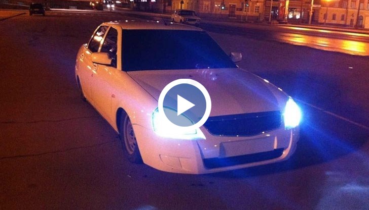 На запис от куриозния инцидент се вижда как колата описва идеални окръжности и по чудо не удря нищо по пътя си