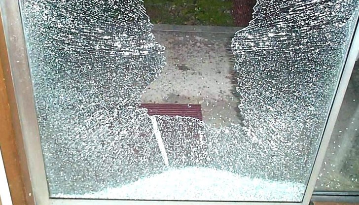 Групата от 4 момичета и едно момче са шетали и в други обекти в града / снимката е илюстративна / Групата от 4 момичета и едно момче са шетали и в други обекти в града / снимката е илюстративна /