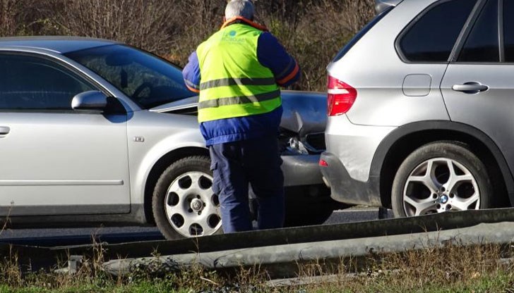 Три коли се нанизаха, пътничка пострада Три коли се нанизаха, пътничка пострада