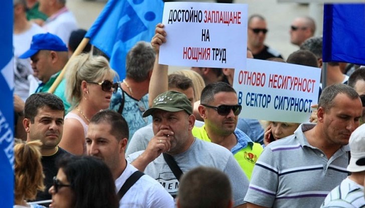 Всяка от молбите е за изплащане от 1000 до 2000 лв.