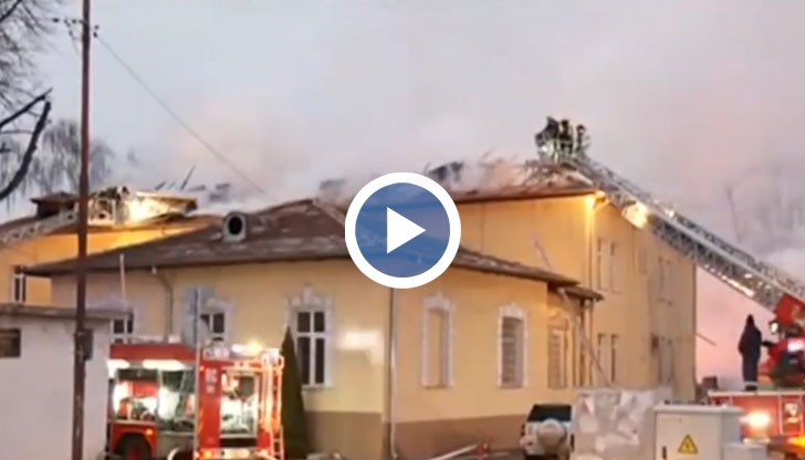 37 пожарникари се борят с пламъците