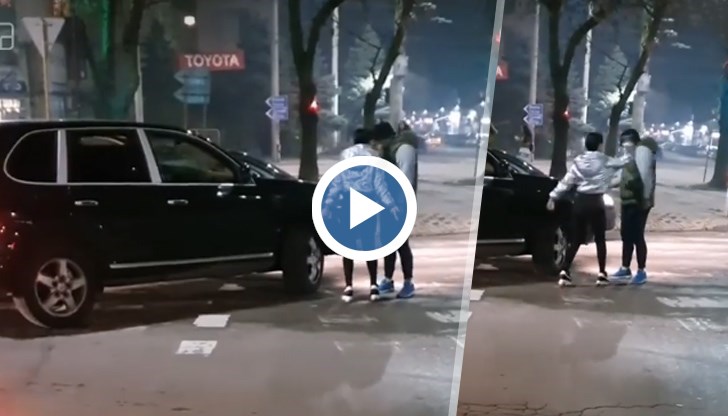 Млада жена бие шамари на шофьор на булевард "Цар Освободител"