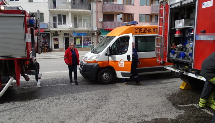 Жената била изнесена от жилището в безпомощно състояние, вследствие на вдишване на дим