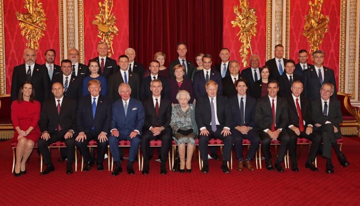 Кралица Елизабет Втора даде снощи прием в чест на държавните и правителствените ръководители на страните членки на НАТО