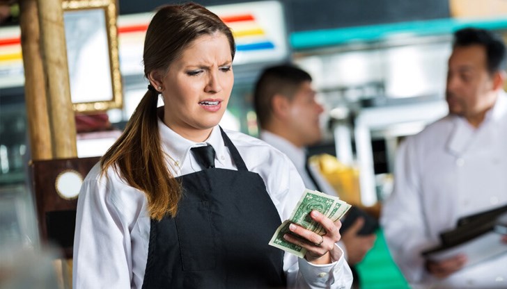 Първоначално жената решава, че клиентите са направили грешка