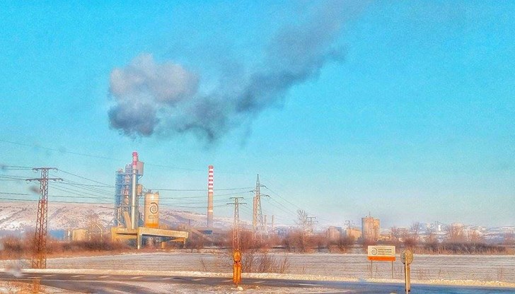 Любопитно е как заводът има разрешително за горене на вносен боклук, а държавата се оказа, че не е разрешавала вноса му