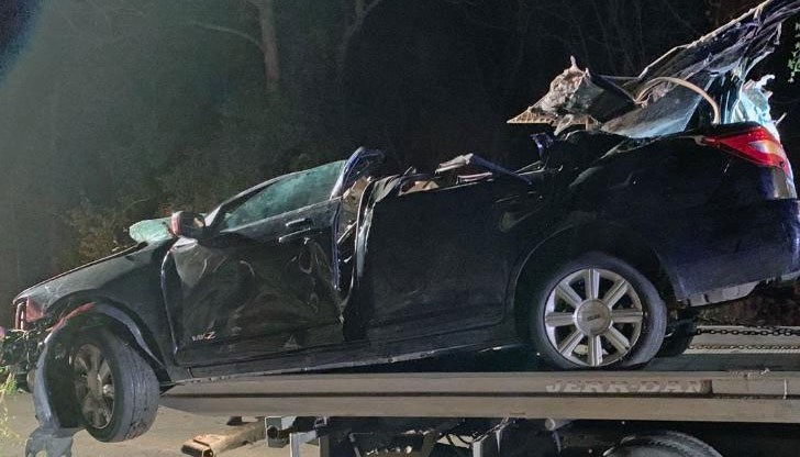 Четвърта се бори за живота си, след ужасяваща катастрофа в крайпътен дъб Четвърта се бори за живота си, след ужасяваща катастрофа в крайпътен дъб