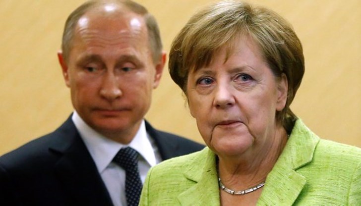 Двамата лидери също така са споделили мнението, че трябва да бъдат засилени политическите и дипломатически усилия за разрешаване на кризата в Либия