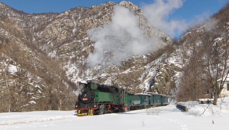 Ретро влакът ще бъде украсен от Сдружение „За теснолинейката”, които ще се погрижат и за доброто настроение на пътниците. За всички деца ще бъдат осигурени подаръци