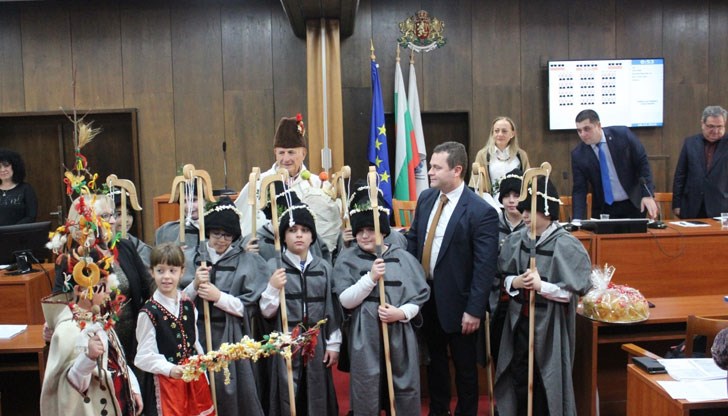 Деца от училище "Христо Смирненски" наричаха за здраве и берекет и пяха традиционни коледни песни