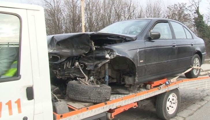 БМВ се размаза, шофьори вадят пострадалите хора