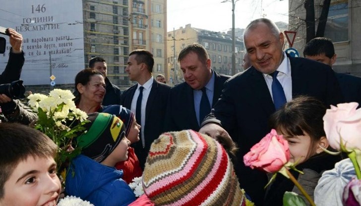 Пред децата е министър-председателят Бойко Борисов и разказва за пожарникарския живот