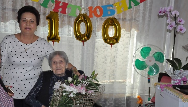 Винаги усмихнатата столетница отбеляза рождения ден със своите деца, внуци и правнуци