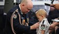 Детето на загинал в Австралия пожарникар получи медала му за храброст