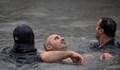 Мъж едва не се удави при хвърлянето за кръста в Истанбул