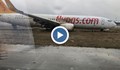 Самолет излезе от пистата на летище в Истанбул