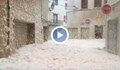 Морска пяна покри улиците на град в Испания