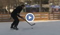 Ледената пързалка се превърна в игрище за хокей на лед