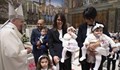 Папата кръсти 32 бебета в Сикстинската капела