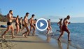 Десетки скочиха в морето във Варна