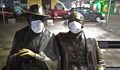 Сложиха маски за мръсен въздух на паметника на Пенчо и Петко Славейкови