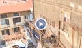 Семейство пробива бетонни плочи, за да си влезе в дома