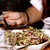 Евростат: Българите се хранят по-често в ресторанти от германците