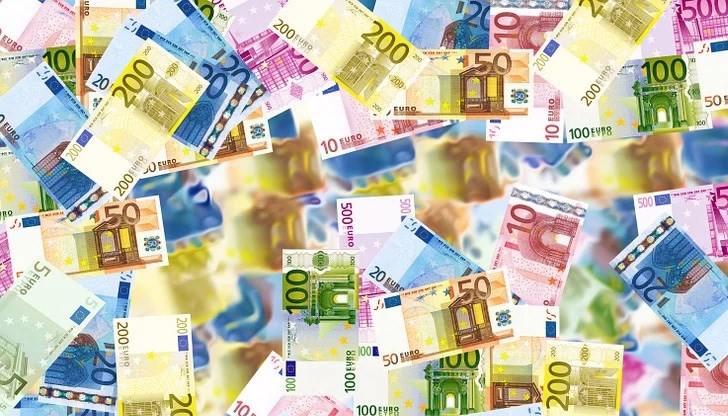 Заплатите на държавните служители пък ще бъдат най-малко 600 евро