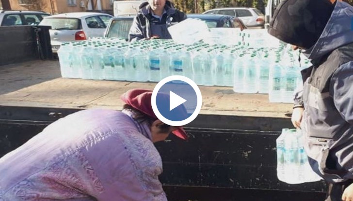 Камион с пакетираната вода е бил разграбен още в движение