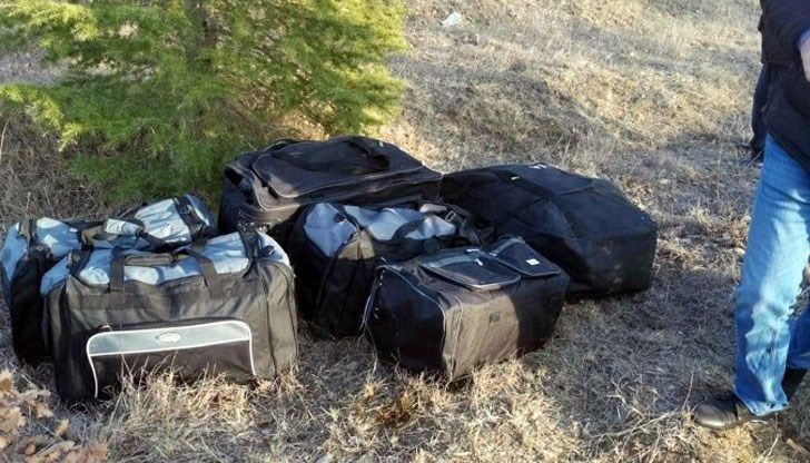 Овчар се натъкнал на 6 сака с наркотици в гориста местност