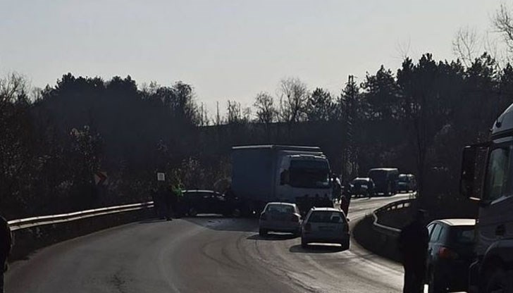 Пътуващите могат да ползват обходен маршрут през Ветово – Сеново – Дряновец Пътуващите могат да ползват обходен маршрут през Ветово – Сеново – Дряновец