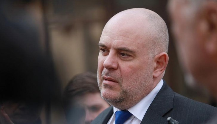 Мотив за това решение бил необходимостта да се избегнат всякакви съмнения и опити за влияние над институцията Мотив за това решение бил необходимостта да се избегнат всякакви съмнения и опити за влияние над институцията