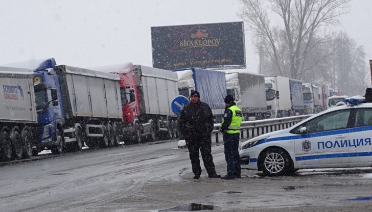 Забраниха временно влизането на тирове в Гърция Забраниха временно влизането на тирове в Гърция