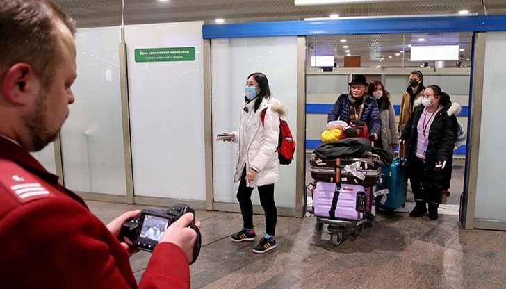 На всички летища пътниците първо са посрещани от специалисти на Роспотребнадзор с термични скенери