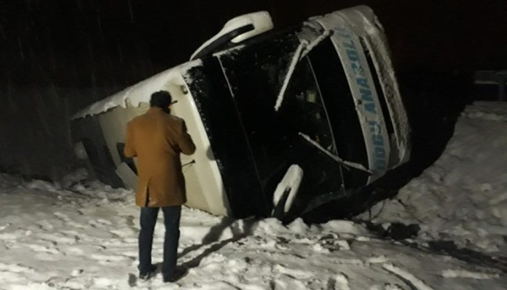 Властите полагат усилия за разчистване на пътищата