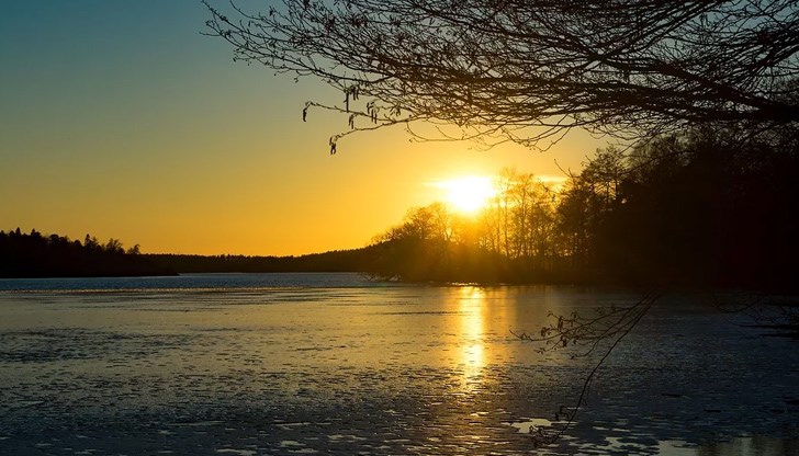 Днес ще преобладава слънчево време, с по-значителна облачност преди обяд над Източна България Днес ще преобладава слънчево време, с по-значителна облачност преди обяд над Източна България