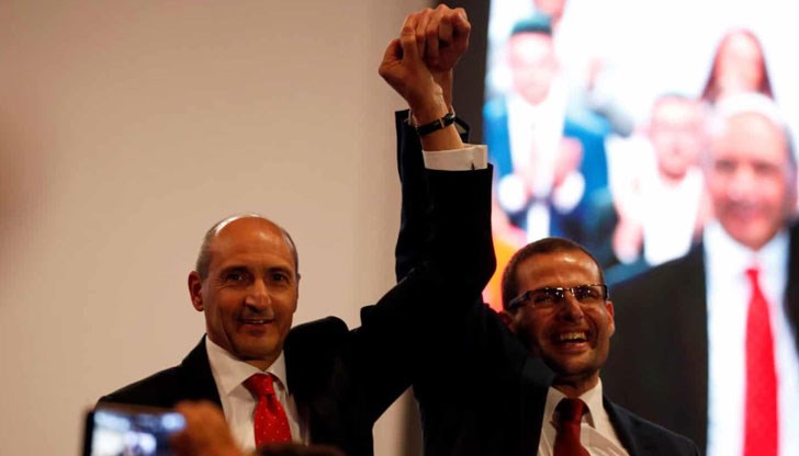 Той ще замени Джоузеф Мускат, който беше принуден да подаде оставка след като разследването на убийството на журналистката Дафне Каруана Галиция уличи най-близкия му съветник Той ще замени Джоузеф Мускат, който беше принуден да подаде оставка след като разследването на убийството на журналистката Дафне Каруана Галиция уличи най-близкия му съветник