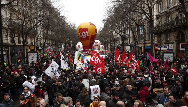 Протестите на французите дадоха резултат