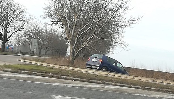 Кола е излетяла в затревената площ до пътното платно