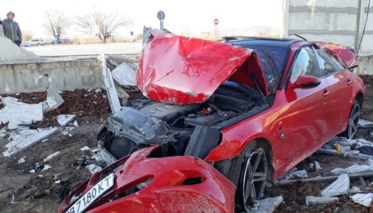 Кола блъсна железен стълб и бетонна ограда на частен имот