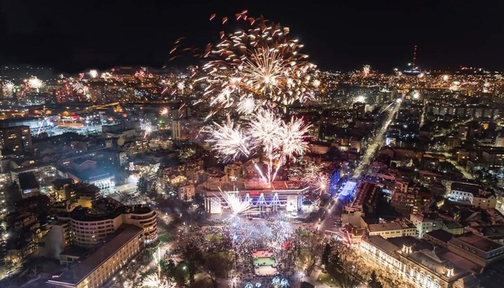 Русенци посрещнаха новата година на централния площад в града с Дунавското хоро