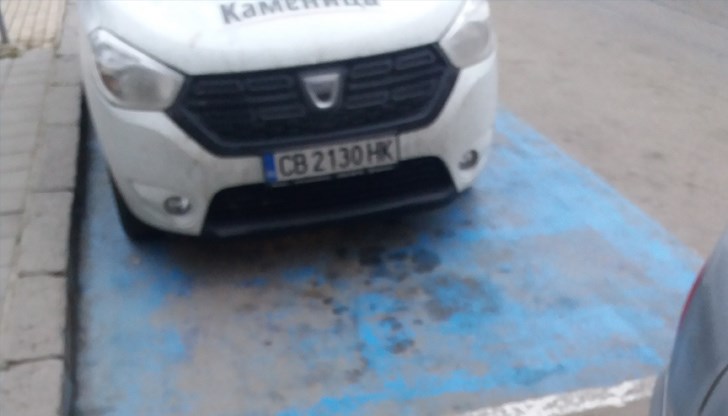 Фирмен автомобил на фирма "Каменица", паркирал на инвалидно място пред Русенски Хали "СБА"