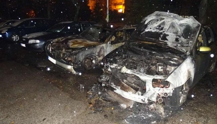 Лек автомобил е изгорял, а други шест са с нанесени различни щети след възникнал тази нощ пожар в Троян