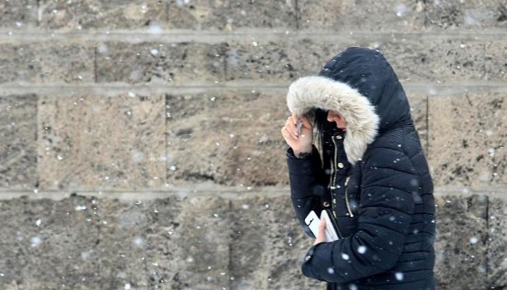 В планините и на места в източната половина от страната със слаби превалявания от сняг
